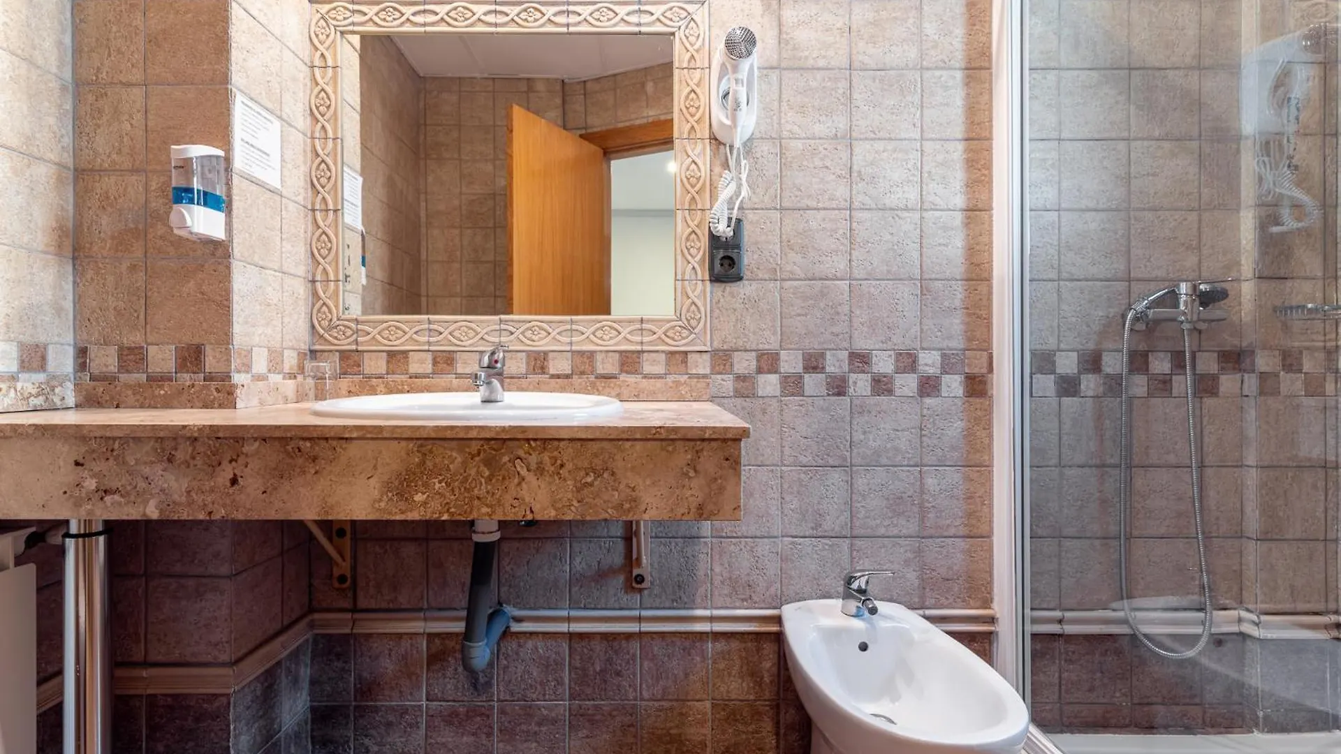 גרנדה Hotel Reina Mora